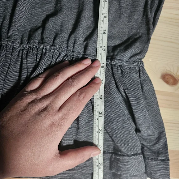 Lululemon Flouncey Tee  Size 4 - Picture 5 of 6